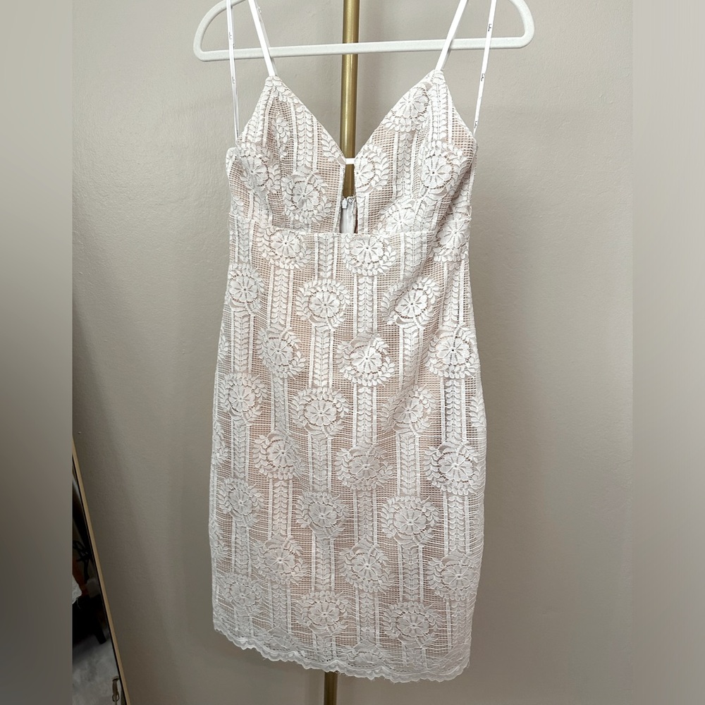 Lulu’s Avianna lace cocktail dress - medium NWT